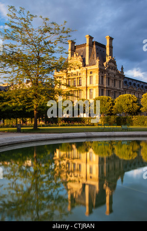 Festlegen von Sonnenlicht am Musée du Louvre und der Jardin des Tuileries, Paris Frankreich Stockfoto