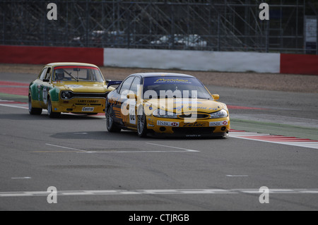 Bernard Hogarth und Michael Bell während die Fujifilm Tourenwagen Trophäe 1970-2000-Rennen in Silverstone Classic Stockfoto