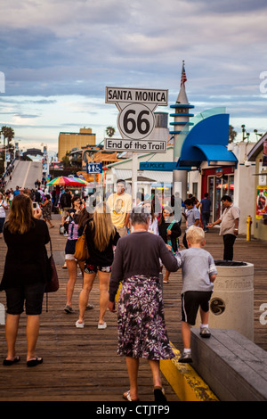 Das Ende der Route 66 auf dem Santa Monica Pier in Kalifornien mit Touristen fotografieren Stockfoto