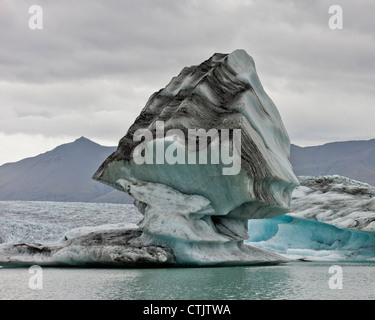 Eisberge schwimmen im Jökulsárlón Glacial Lagune, Breidamerkurjokull Gletscher, Vatnajökull-Eiskappe, Island Stockfoto