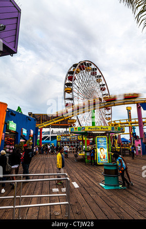 Touristen auf dem Santa Monica Pier im Juli 2012 mit Wolken von Orkan Fabio Overhead und das Riesenrad Stockfoto