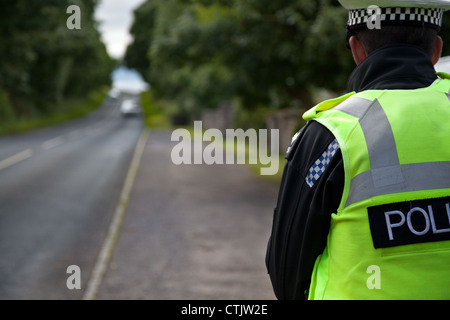 Verkehrspolizist auf Speed Patrouille, Polizeibeamter, Polizeibeamter mit Radarpistole im ländlichen North Yorkshire Dales National Park, Richmondshire Stockfoto