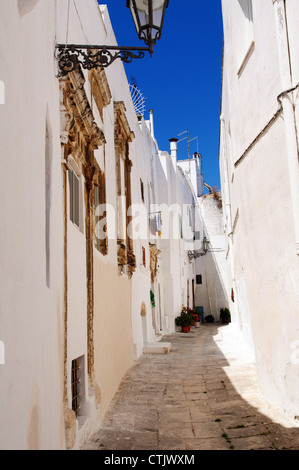 Ostuni Gasse in der Altstadt (die weiße Stadt), Apulien, Italien Stockfoto