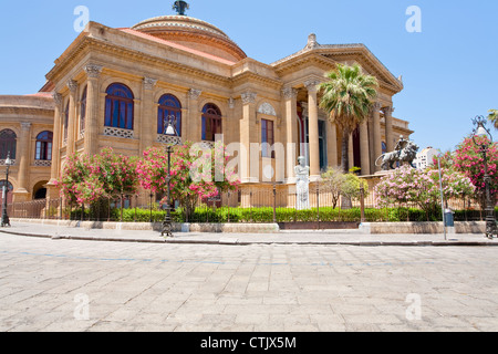 Teatro Massimo - berühmtes Opernhaus auf der Piazza Verdi in Palermo, Sizilien Stockfoto