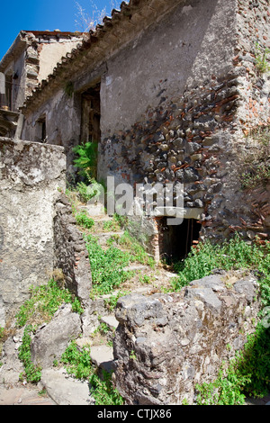 verlassene mittelalterliche Stein Landhaus in Sizilien Stockfoto
