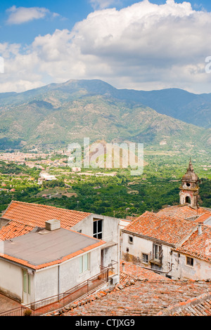 Bergtal in Sizilien, Blick vom Stadt Castiglione di Sicilia Stockfoto