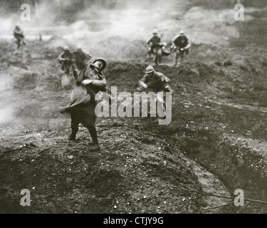 Am ersten Weltkrieg Teil eines inszenierten Fotos zeigen französische Truppen angeblich Angriff auf einen deutschen Graben. Stockfoto
