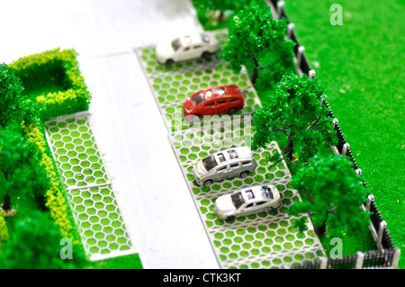 Modell der Parkplatz mehrere Autos, Rasen und Baum, Stockfoto