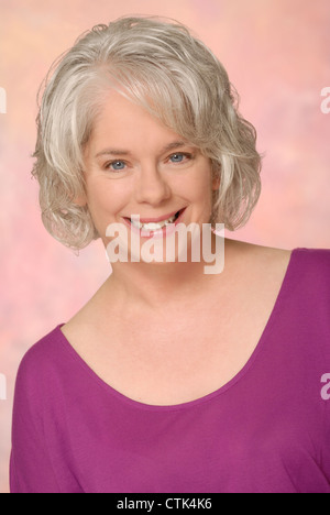 Porträt der attraktive, Reife Frau in den frühen Fünfzigern Lächeln und Blickkontakt. Stockfoto