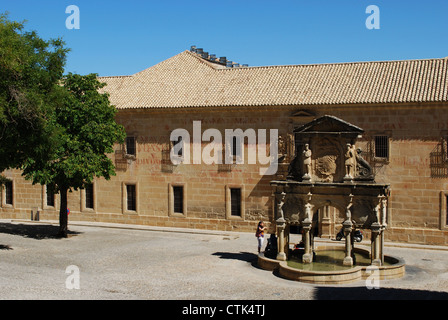 Brunnen und Heiligen Philipp Neri-Seminar in der Plaza-Santa Maria, Baeza, Provinz Jaen, Andalusien, Spanien, Westeuropa. Stockfoto