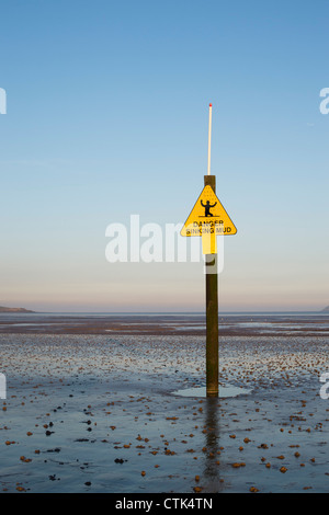 Gefahr sinkender Schlamm Warnzeichen am Strand von Weston-Super-Mare. England Stockfoto