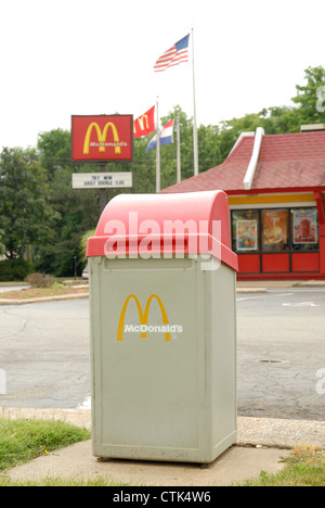 Abfälle kann vor einem McDonalds-Restaurant. NUR ZUR REDAKTIONELLEN VERWENDUNG Stockfoto