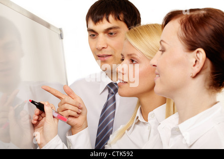 Unternehmen Intern auf Whiteboard zeigen und Fragen ihren Chef zu erklären Stockfoto