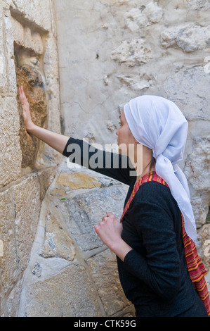 Christliche Pilger betet in der fünften Station der Via Dolorosa während Karfreitag in Jerusalem Israel Stockfoto