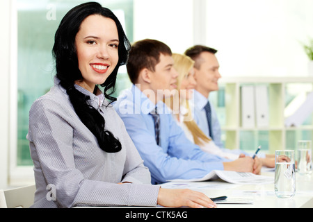 Junge Geschäftsleute, die Teilnahme an Seminar, schöne Mädchen in den Vordergrund Stockfoto