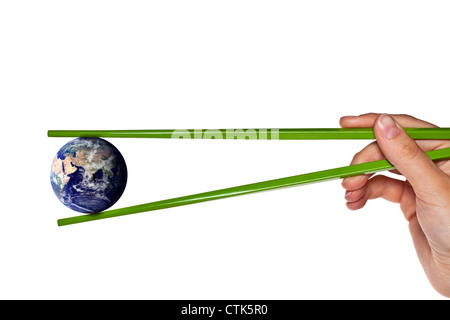 blauer Planetenerde zwischen grünen Stäbchen Stockfoto