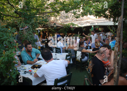 Essen gehen in Istanbul in einem der vielen beliebten Restaurants neben den Bosporus. Bild von: Adam Alexander/Alamy Stockfoto