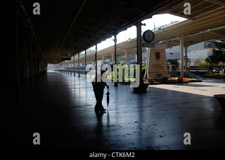 Ein Alter Mann mit einem Regenschirm durchschreitet Bahnhof Sirkeci in Istanbul. Bild von: Adam Alexander/Alamy Stockfoto