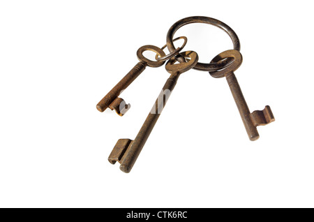 drei antike rostigen Schlüssel am ring Stockfoto