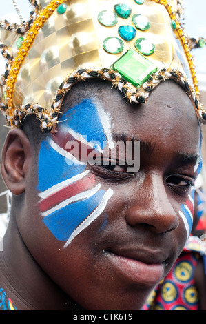 Hackney Karnevalsumzug. Schwarzen Tänzer trägt eine goldene Krone mit einem Union Jack auf seinem Gesicht gemalt Stockfoto