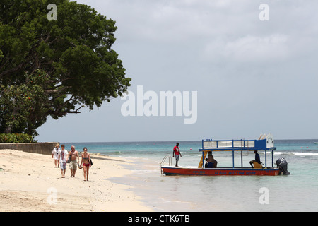 Touristen, die immer aus einem Glas Talsohle Boot in der Nähe von Holetown Barbados. Bild von James Boardman. Stockfoto