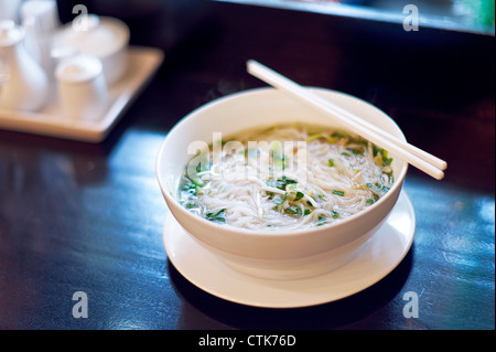 Eine frische warme Schüssel Pho, eine traditionelle vietnamesische Suppe Nudelgericht. Stockfoto