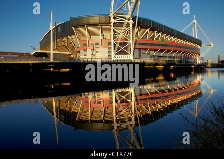 Das Millennium Stadium spiegelt sich in den Fluss Taff, am Vorabend der Olympischen Spiele. Stockfoto