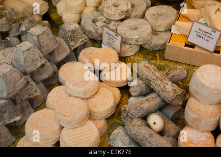 Französischer Käse in einem Paris-Shop angezeigt Stockfoto