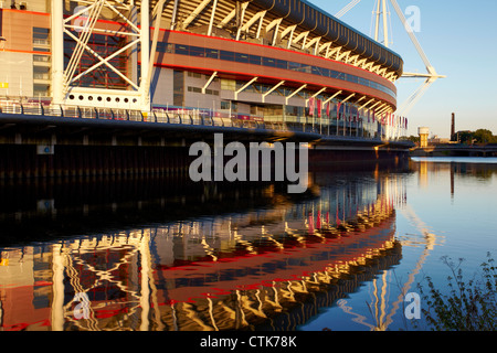 Das Millennium Stadium spiegelt sich in den Fluss Taff, am Vorabend der Olympischen Spiele. Stockfoto