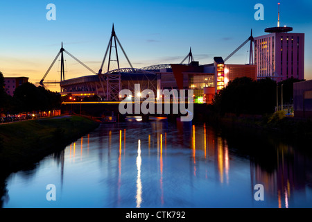 Das Millennium Stadium, Cardiff, Südwales, in der Dämmerung, spiegeln sich in den Fluss Taff. Stockfoto