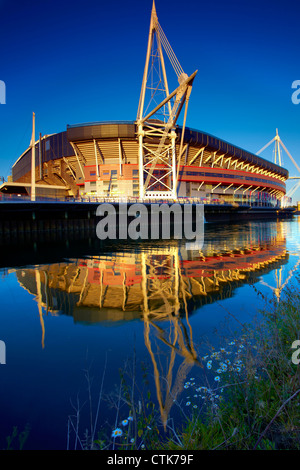 Das Millennium Stadium spiegelt sich in den Fluss Taff, am Vorabend der Olympischen Spiele. Stockfoto