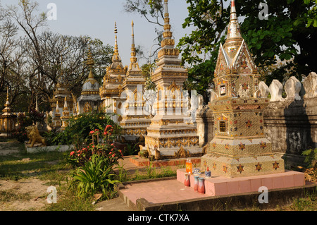 Stupas in den Gärten des Wat Si Saket buddhistischen Tempel Vientiane Laos Stockfoto