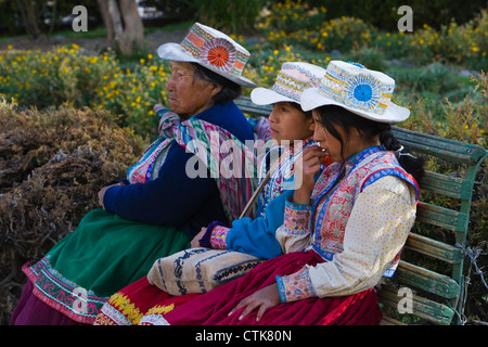 Frauen und Mädchen in traditioneller Kleidung von Chivay, Peru Stockfoto