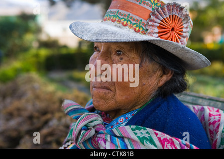 Frau in traditioneller Kleidung von Chivay, Peru Stockfoto