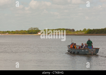 Norfolk Wildlife Trust Wasser Trail Guide und Elektroboot "Schwalbenschwanz", mit den Besuchern an Bord. Hickling Broad Naturschutzgebiet Stockfoto