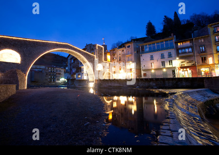 El Pont Nou de Camprodón, die neue Brücke Camprodon. Stockfoto