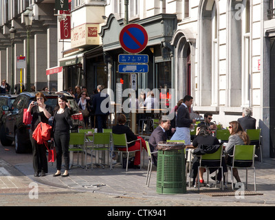 Menschen mit Mittagessen im Freien in der EU-Viertel von Brüssel, Belgien Stockfoto