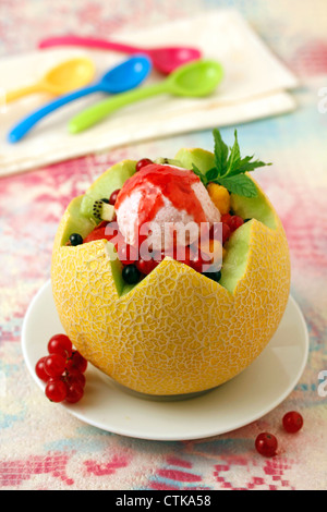 Melone mit Obst und Eis. Rezept zur Verfügung. Stockfoto