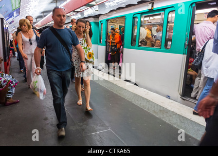 Paris, Frankreich, Metro, U-Bahn, U-Bahn-Innenräume, U-Bahn, Leute, die drinnen reisen, überfüllter Zug am Quay in der Chatelet Station, Crowd Platform, Innenräume der U-Bahn, ratp, Pendelzüge, Französische Metro RATP Stockfoto