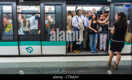 Paris, Frankreich, Metro, U-Bahn, U-Bahn, Menschen, die im Inneren sind, überfüllte Züge am Quay in Chatelet Station, FRAUEN IN MENSCHENMENGE, Innenräume von U-Bahn-Zügen, Pendler paris Stockfoto