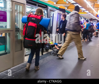 Paris, Frankreich, Metro, U-Bahn, U-Bahn, Leute, die im Inneren sind, Teenager Tourist mit Rucksack, Backbag am Quay, Innenräume der U-Bahn, Bahnsteige mit U-Bahn Stockfoto