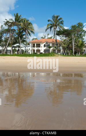 Ufergegendhäuser am Wongaling Beach, ein Dorf von Mission Beach am Cassowary Coast, Queensland, Australien Stockfoto