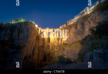 Neue Brücke in der Nacht, Ronda, Spanien Stockfoto
