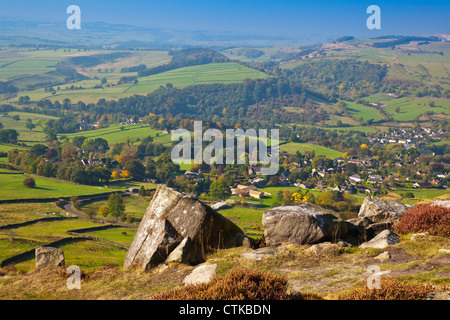 Blick nach Westen vom Curbar Rand in Curbar Dorf Calver Peak im Peak District Nationalpark Derbyshire England UK Stockfoto