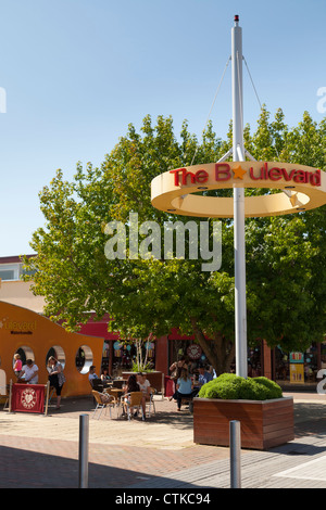 Kunden, die Costa Kaffee draußen sitzen in Waterlooville Fußgängerzone Stockfoto