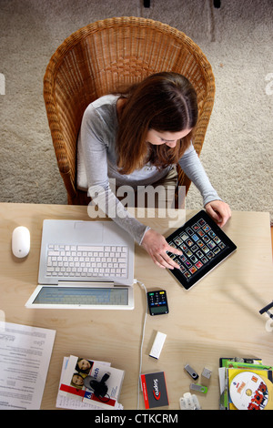 Junge Mädchen zu Hause, mit einem IPad, Tablet-Computer. Surfen im Internet, über eine drahtlose Verbindung. Stockfoto