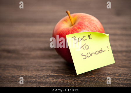 Ein 'Back To School'-Thema zeigt einen roten Apfel mit ein "back to School" Post-It note Stockfoto
