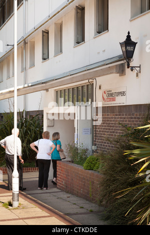 Menschen warten, um Zutritt zu Stadt-Zentrum-Polizei-Station von Stimme-Entry-System zu gewinnen Stockfoto