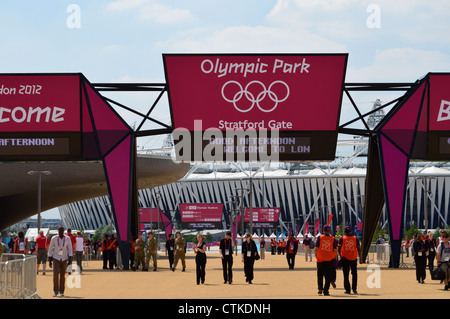 Eingangsschild in den London 2012 Olympische Park mit Stadion im Hintergrund, Stratford Tor Stockfoto