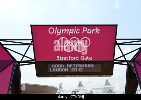 Eingangsschild in den London 2012 Olympische Park mit Stadion im Hintergrund, Stratford Tor Stockfoto